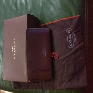 Coach wallet, with zipper closure, dust cover and box